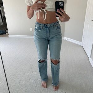 Classic Light Blue Distressed Women Jeans from Abercrombie curve love!